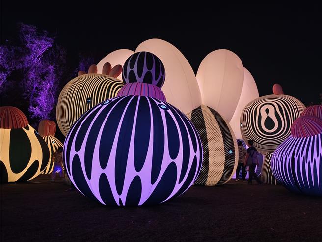 桃园灯会21日登场，其中南昌展区的「飞天交响乐」灯组是澳洲知名团队 Eness打造的互动装置，会变换灯光，获得亲子喜爱。(蔡依珍摄)