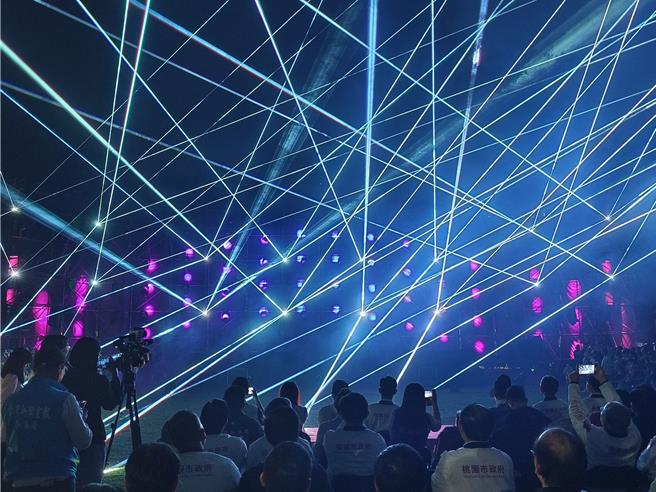 桃园灯会21日登场，南昌展区的灯光秀绚丽夺目。(蔡依珍摄)