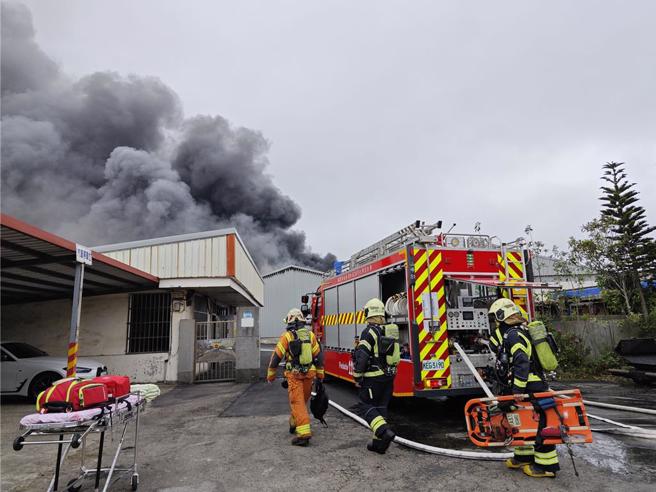 桃園平鎮物流倉儲火警，無人受困消防員全力灌救中。(呂筱蟬攝)
