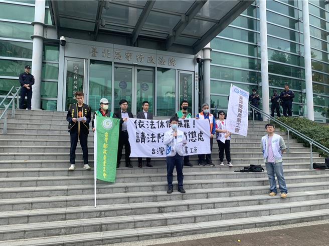 台铁产业工会2017年向劳动部申请就台铁要求员工春节停休应裁决为不当劳动行为，劳动部驳回申请。工会不满提告，台北高等行政法院2019年8月15日认定劳动部驳回程序不合法，判工会胜诉。案经最高行政法院废弃发回北高行更一审，工会呼吁依法休假无罪，请法院再度判决胜诉。（图记者赖佩璇摄影）