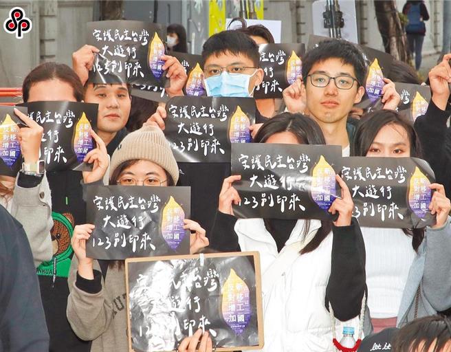 「反對增加新移工國」民間團體日前在凱達格蘭大道舉行「守護民主台灣大遊行123別印來」遊行活動。（報系資料照）