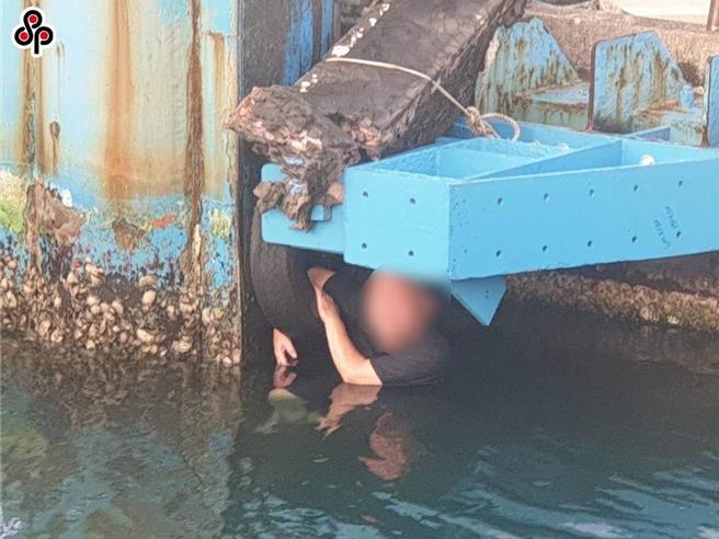 許男殺人後，躲藏到八斗子漁港浮動碼頭的船板下，企圖躲過警方查緝。（本報資料照片，基隆市警局提供／張志康基隆傳真）
