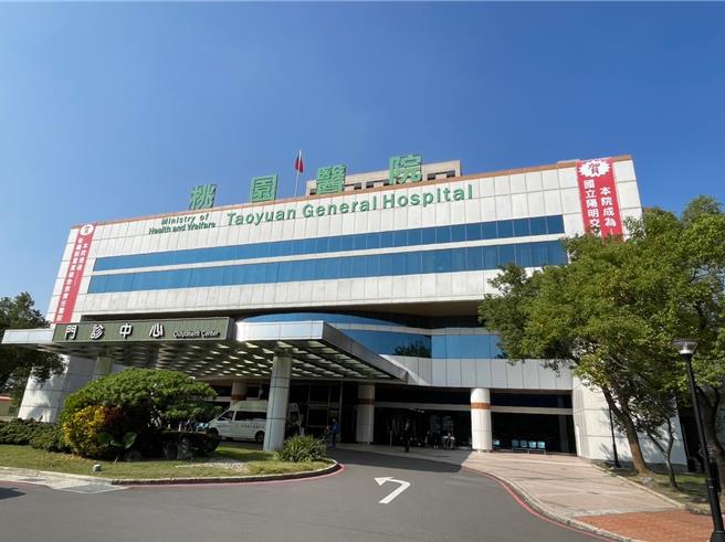 桃园医院提醒医提醒感觉运动及自主神经病变患者因肢体末梢较无知觉，溃疡的机率会比一般人高出7倍，须特别留意。（桃园医院提供／陈梦茹桃园传真）