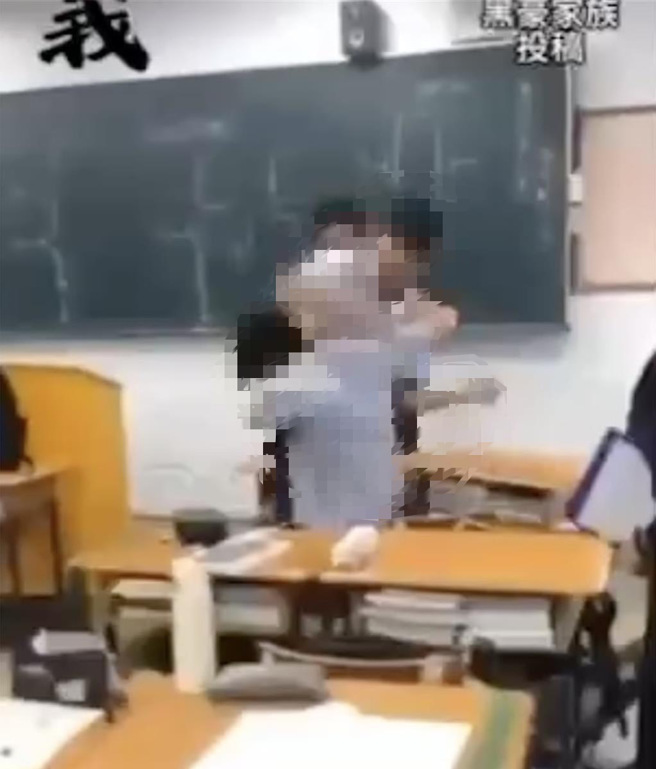 新竹某私立學校傳出鬥毆事件，影片被上傳至網路社團「黑色豪門企業」。（翻攝自網路社團「黑色豪門企業」）