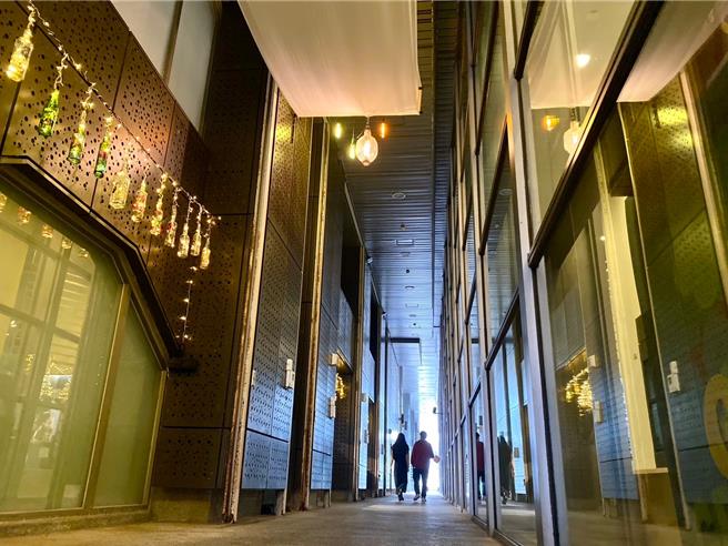 國立海科館自即日起，在館內的碧水巷長廊推出「亮藝點Ⅱ  環保藝術燈展」，把這個深具歷史意義的長廊，妝點得極具藝術氣息。（國立海科館提供　／張志康基隆傳真）