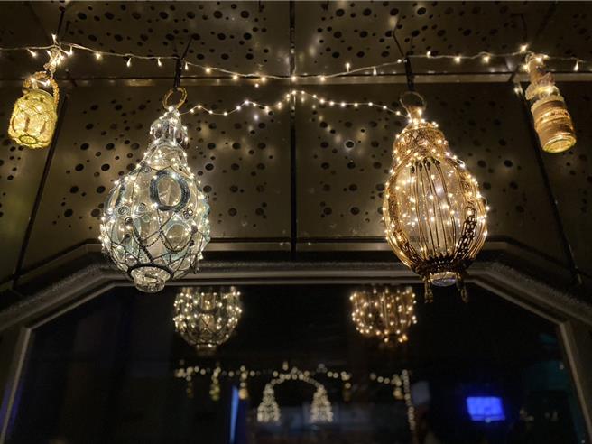 國立海科館自即日起，在館內的碧水巷長廊推出「亮藝點Ⅱ  環保藝術燈展」，把這個深具歷史意義的長廊，妝點得極具藝術氣息。（國立海科館提供　／張志康基隆傳真）