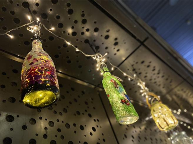 國立海科館自即日起，在館內的碧水巷長廊推出「亮藝點Ⅱ  環保藝術燈展」，把這個深具歷史意義的長廊，妝點得極具藝術氣息。（國立海科館提供　／張志康基隆傳真）