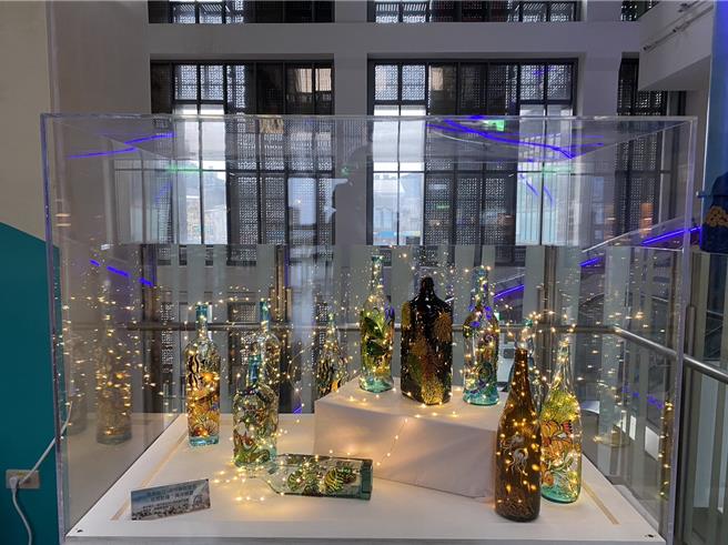 國立海科館自即日起，在館內的碧水巷長廊推出「亮藝點Ⅱ  環保藝術燈展」，把這個深具歷史意義的長廊，妝點得極具藝術氣息。（國立海科館提供　／張志康基隆傳真）