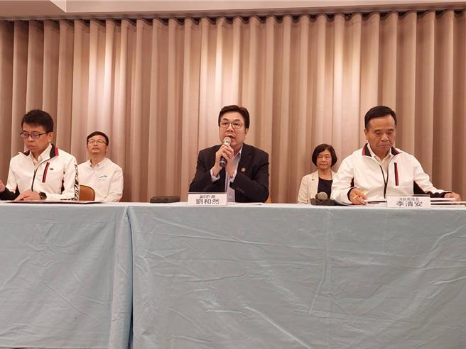 新北市深坑区20日发生一场火警，因闷烧造成臭味漫延导致民怨四起。新北市副市长刘和然今（22）日率多局处首长召开记者会。（陈慰慈摄）