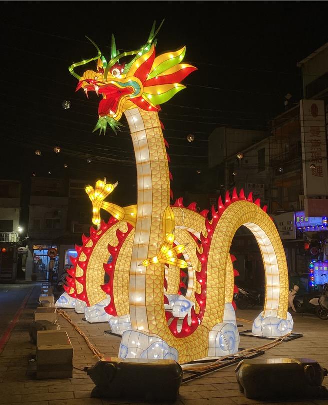 主燈「福氣滿龍」設置於總兵署前廣場，每半點金龍還會左右擺頭口吐霧，聲光效果十足。(圖／金門縣文化局提供)