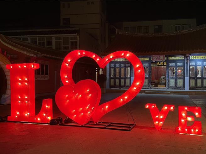 走進總兵署則可見多座可愛萌龍互動燈組，供民眾拍照打卡。(圖／金門縣文化局提供)