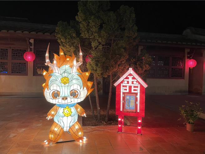 走進總兵署則可見多座可愛萌龍互動燈組，供民眾拍照打卡。(圖／金門縣文化局提供)