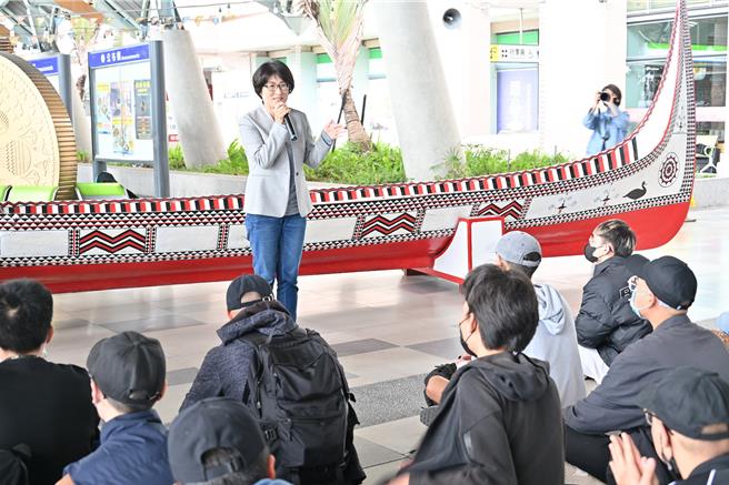 台東縣首批1年制新兵今入伍，台東縣長饒慶鈴至火車站歡送鼓勵。（台東縣政府提供／蔡旻妤台東傳真）