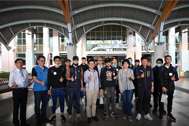 台東縣首批1年制新兵今入伍，台東縣長饒慶鈴至火車站歡送鼓勵。（台東縣政府提供／蔡旻妤台東傳真）