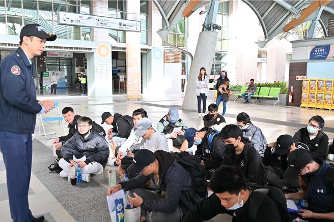 台東縣首批1年制新兵今入伍，台東縣長饒慶鈴至火車站歡送鼓勵。（台東縣政府提供／蔡旻妤台東傳真）