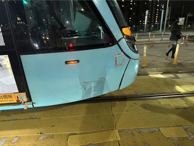 淡海轻轨21日晚间发生擦撞事故，71岁潘姓男子驾驶自小客车，自称与乘客聊天未注意号志违规左转，撞上行进间的淡海轻轨。（淡水警分局提供／张铠乙新北传真）