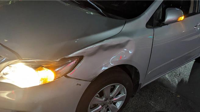 淡海轻轨21日晚间发生擦撞事故，71岁潘姓男子驾驶自小客车，自称与乘客聊天未注意号志违规左转，撞上行进间的淡海轻轨。（淡水警分局提供／张铠乙新北传真）