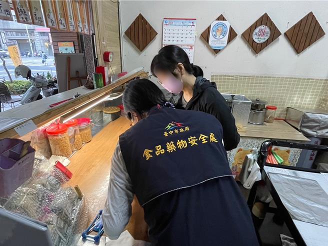 台中18人司马库斯赏樱团日前下午4时起陆续出现13人上吐下泻情形并有11人送医，由于该赏樱团餐时皆由台中订购外带，台中市食安处22日前往2间店内展开稽查，目前已採集环境及食余检体送验中，检验结果最快2周后出炉。（台中市政府提供／潘虹恩台中传真）