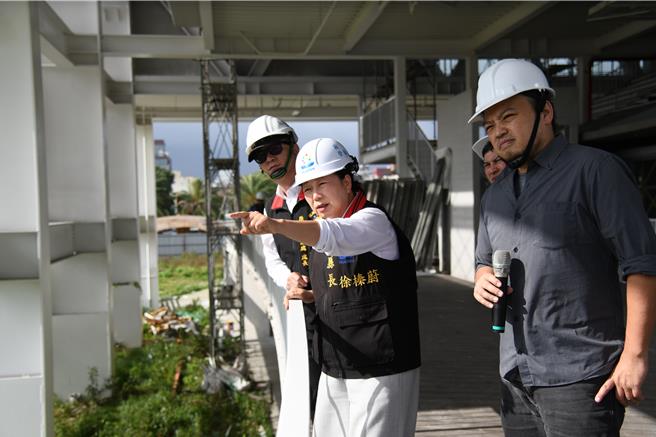 花蓮縣政府活化「陽光電城」閒置空間，共斥資1.25億，利用4期工程將館舍轉型為「原住民族文創產業聚落空間」，整體工程預計在今年8月完工，縣長徐榛蔚（右二）昨在訪美前夕，特別前往視察施工進度。（花蓮縣政府提供／羅亦晽花蓮傳真）