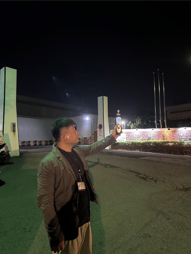 桃園市楊梅區力鵬公司21日晚間發生火警，環保局22日上午再度到場監測空氣品質。（環保局提供／蔡明亘桃園傳真）