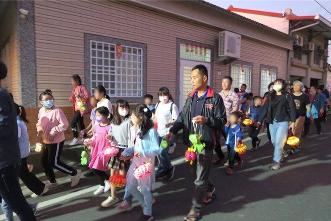今年開學期間適逢傳統元宵節慶，高雄市杉林區月美國小師生與家長們自製小提燈籠與市府的龍年提燈，搭配年節音樂，大家提燈遊庄，讓參與的學生們興奮又有趣，與社區民眾一同感受元宵節最濃濃的年味。（林雅惠攝）