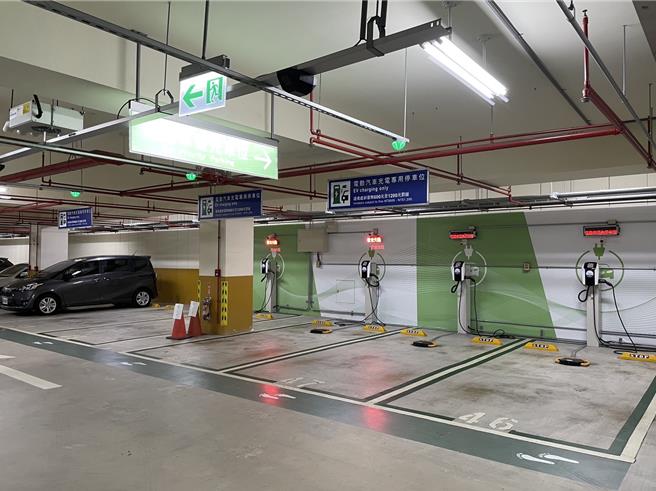 台北市停管处提醒，3月1日起，燃油车辆违规占用电车充电专用停车位，将依《停车场法》处600元以上1200元以下罚锾。 （台北市停管处提供／刘彦宜台北传真）
