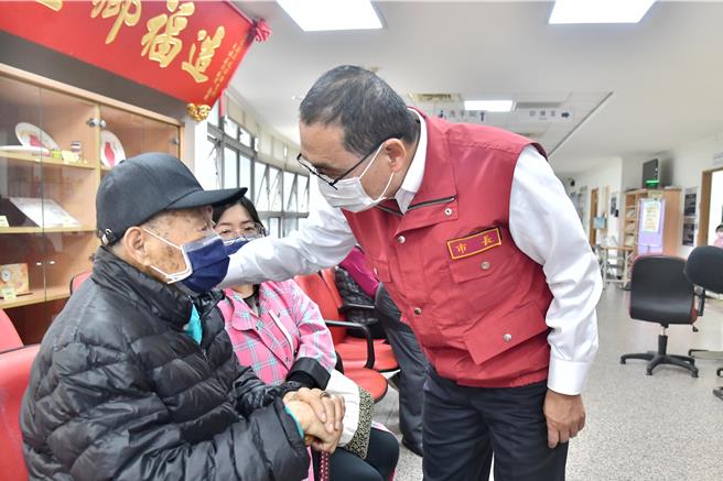 新北市長侯友宜22日赴深坑衛生所慰問長者。（新北市政府提供）