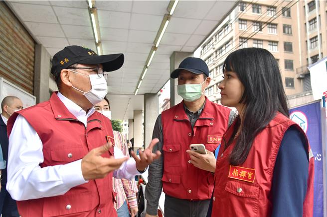 新北市長侯友宜向堅守第一線同仁加油打氣。（新北市政府提供）