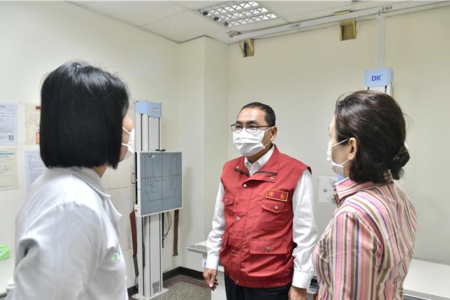 侯友宜慰問堅守第一線同仁。（新北市政府提供）