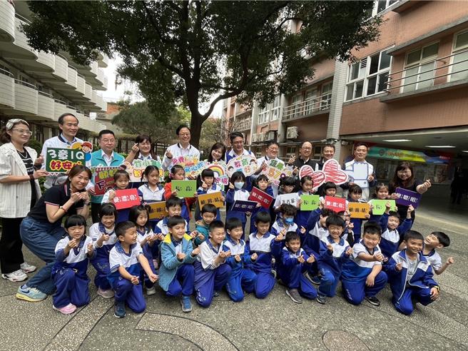 桃園市大竹國小是首座於廚房推動智慧廚房監控系統及電子巡檢系統的學校，市長張善政22日視察校園營養午餐情形。（陳夢茹攝）