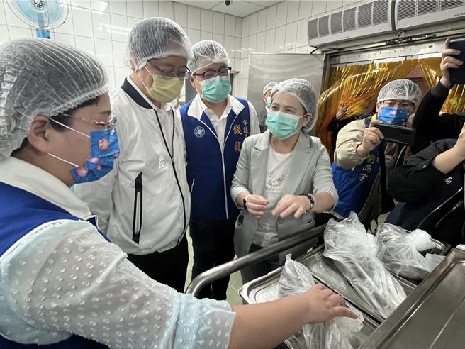 桃園市大竹國小是首座於廚房推動智慧廚房監控系統及電子巡檢系統的學校，市長張善政22日視察校園營養午餐情形。（陳夢茹攝）