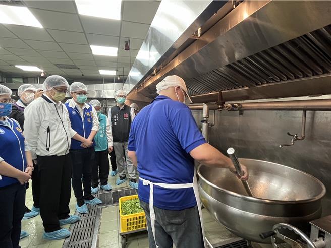 桃園市大竹國小是首座於廚房推動智慧廚房監控系統及電子巡檢系統的學校，市長張善政22日視察校園營養午餐情形。（陳夢茹攝）