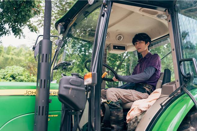 李英宏為角色成功學會操作曳引機。（伯樂影業提供）
