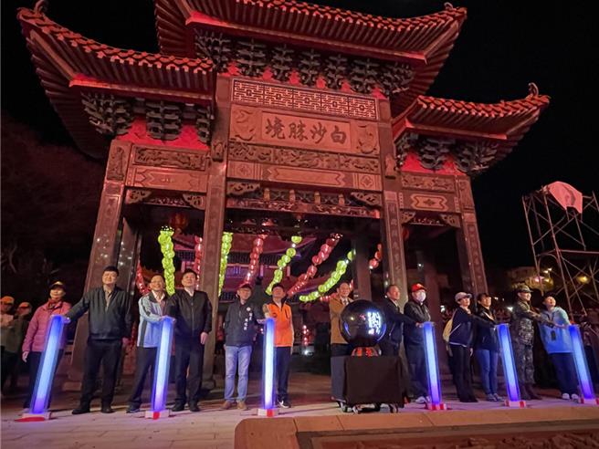 马祖摆暝文化祭21日晚在白沙举办上彩暝点灯仪式。（连江县政府提供）