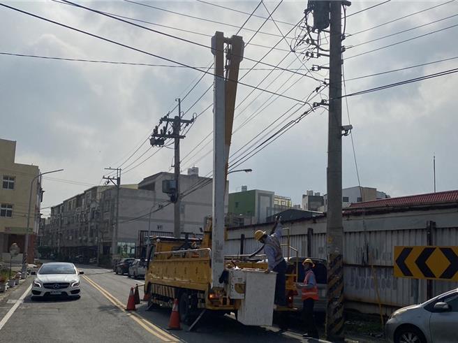 台電彰化區處1名員工22日在彰化縣和美鎮執行高空作業時，不慎遭6.9KV高壓電電擊傷。（民眾提供／孫英哲彰化傳真）