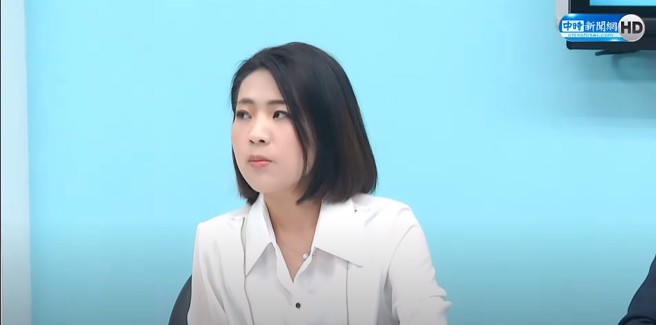 對於民進黨立委黃捷反控她曾罵人「相由心生醜到不行」，國民黨立委徐巧芯22日出席黨團記者會回應，那是用成語批評周玉蔻的抹黑行為，黃捷的國文老師沒學好。