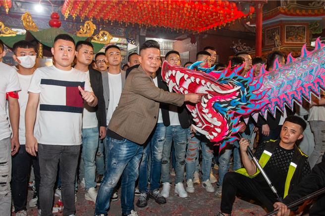 苗栗火旁龙活动从18日为龙队开光点睛开始拉起序幕，苗栗市客家乡亲「包龙」还愿祈福。（黄向初提供／谢明俊苗栗传真）