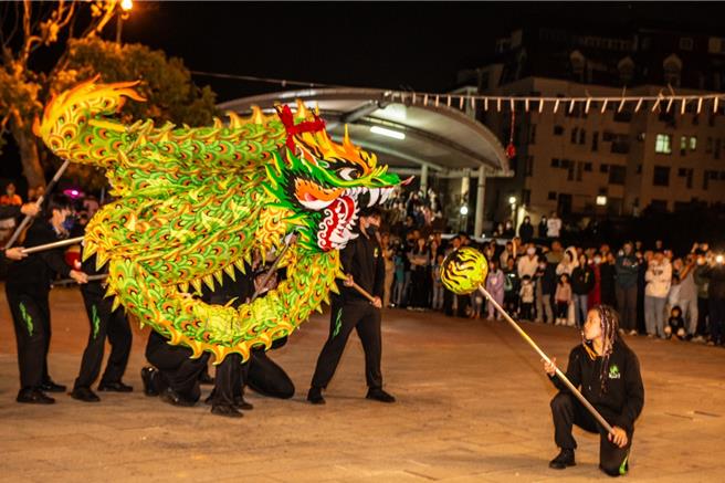 苗栗火旁龙活动从18日为龙队开光点睛开始拉起序幕，苗栗市客家乡亲「包龙」还愿祈福。（黄向初提供／谢明俊苗栗传真）