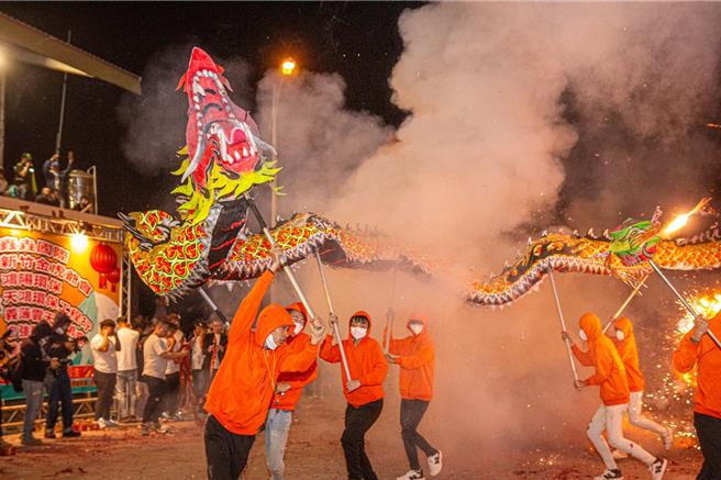 苗栗火旁龙活动从18日为龙队开光点睛开始拉起序幕，苗栗市客家乡亲「包龙」还愿祈福。（黄向初提供／谢明俊苗栗传真）