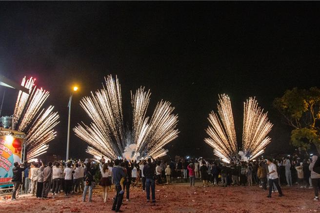 苗栗火旁龙活动从18日为龙队开光点睛开始拉起序幕，苗栗市客家乡亲「包龙」还愿祈福，并燃放电子烟火助兴。（黄向初提供／谢明俊苗栗传真）