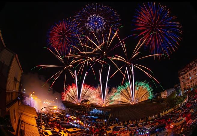 苗栗火旁龙活动从18日为龙队开光点睛开始拉起序幕，苗栗市客家乡亲「包龙」还愿祈福，并燃放电子烟火助兴。（黄向初提供／谢明俊苗栗传真）