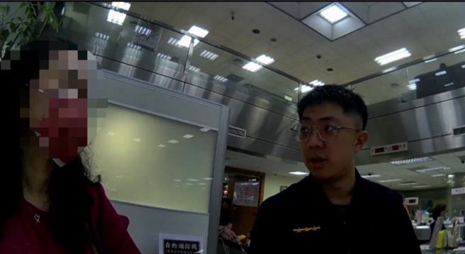 基隆市中正區有一名40歲蔡姓女子（左）至銀行向行員表示要提領1000萬元的現鈔，行員憂心她被詐騙通知警方。警方到場後女子表示是想轉存到其他銀行，警方當場改成護鈔勤務，協助蔡女轉存。（基隆市警察局提供／徐佑昇基隆傳真）