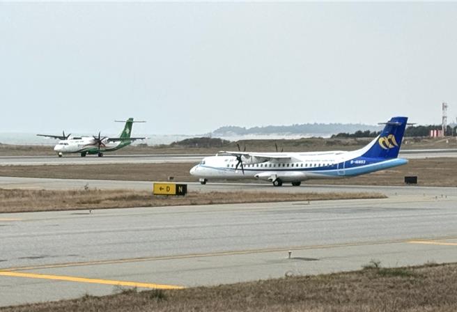 东北季风逐渐南下，金门地区今日自上午10时左右起吹起5级阵风，也将恼人的浓雾一併吹散，目前机场已开场班机恢復起降。(于家麒摄)