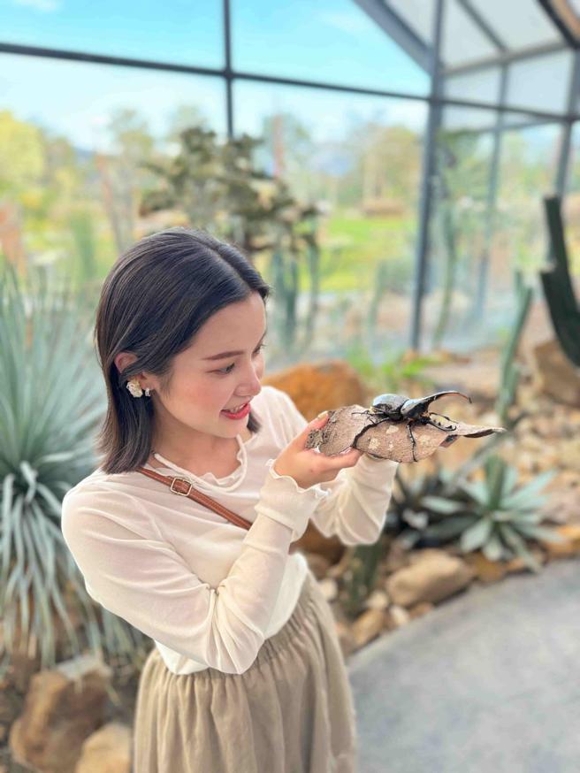 在苗栗Lofi Land 自然圈农场里，能在专人指导下接触昆虫。（古明弘摄）