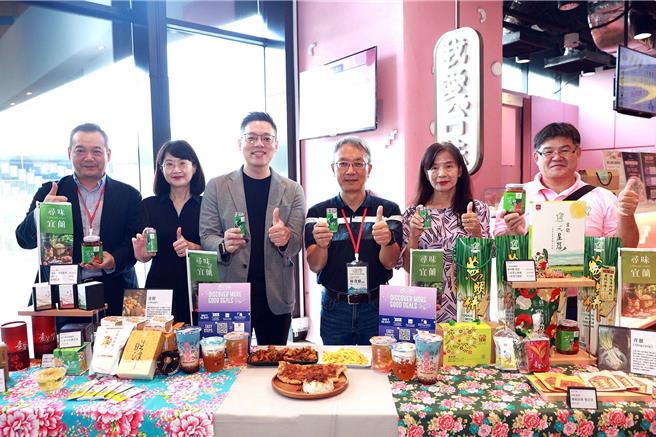 宜蘭縣副縣長林茂盛（右三）率團赴新加坡行銷宜蘭觀光與農特產，今天與業者「我愛台妹」合作，推出為期1個月的「宜蘭美食快閃推廣活動」。（宜蘭縣政府提供／李忠一宜蘭傳真）