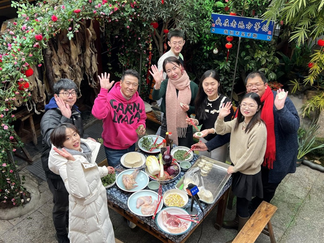 青年齊聚南京，準備製作代表家鄉的年夜菜。（圖／中新網）