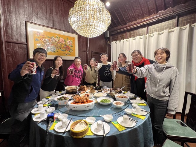 同桌共享文化「拼盤」特色年夜飯。（圖／中新網）