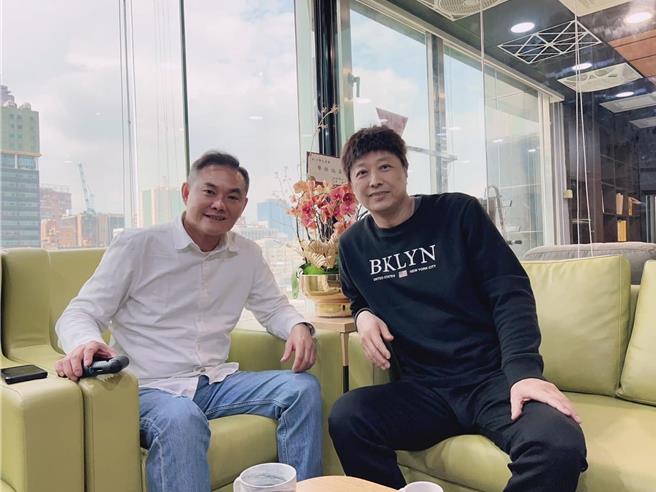 云林县虎尾镇因镇长丁学忠当选立委，将于4月13日补选，已宣布投入补选的现任虎尾镇代会主席林嘉弘（右），22日提出虎尾双都心计画，并与丁学忠（左）共同讨论，作为日后竞选政见。（林嘉弘提供／张朝欣云林传真）