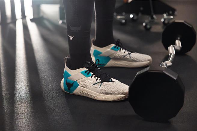 巨石强森称讚UA ROCK 6提供沉静且强大的力量，能支撑你的每个动作和脚步，让你安心完成训练。鞋款售价5280元。（UNDER ARMOUR提供／朱世凯台北传真）