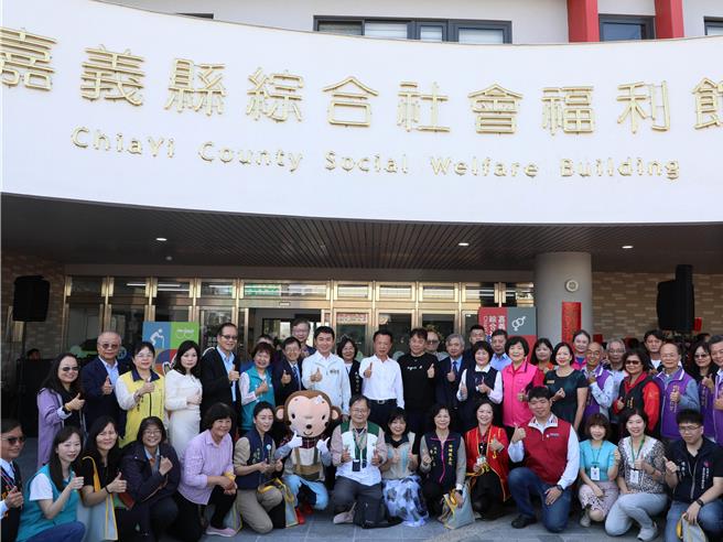 斥資1億4288萬3565元興建，嘉義縣第一座綜合社會福利館去年12月開始試營運後，今22日正式揭牌。（呂妍庭攝）